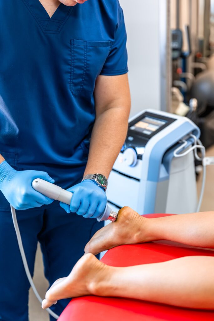 paciente recibiendo tratamiento no quirurgico con ondas de choque para fascitis plantar 1